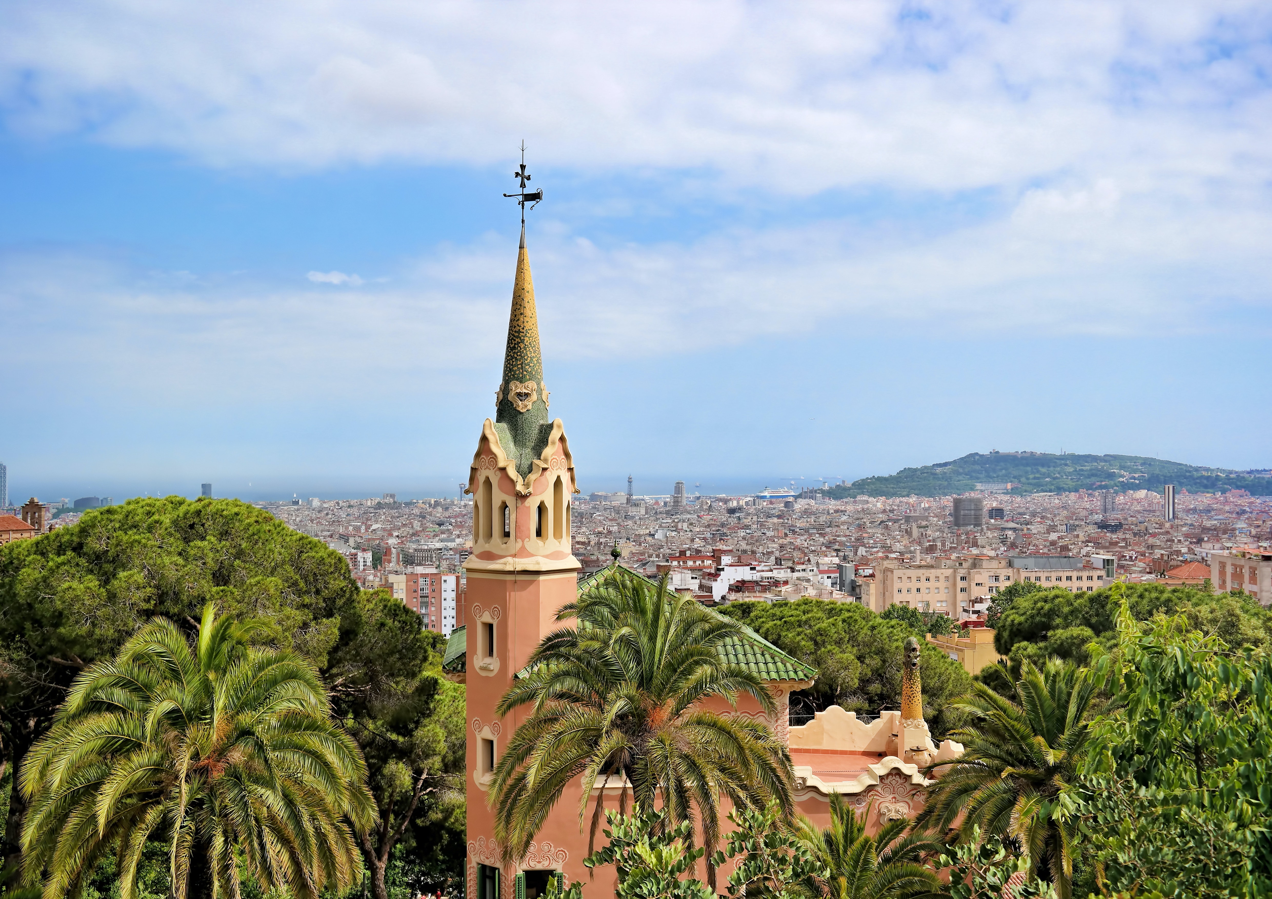 Kirketårn og utsikt over Barcelona