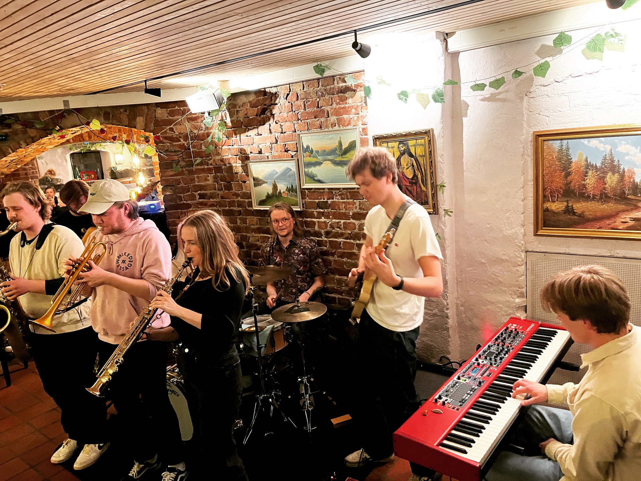 Jazzkonsert fra På Kornet. Studenter på blås, keyboard, gitar, trommer