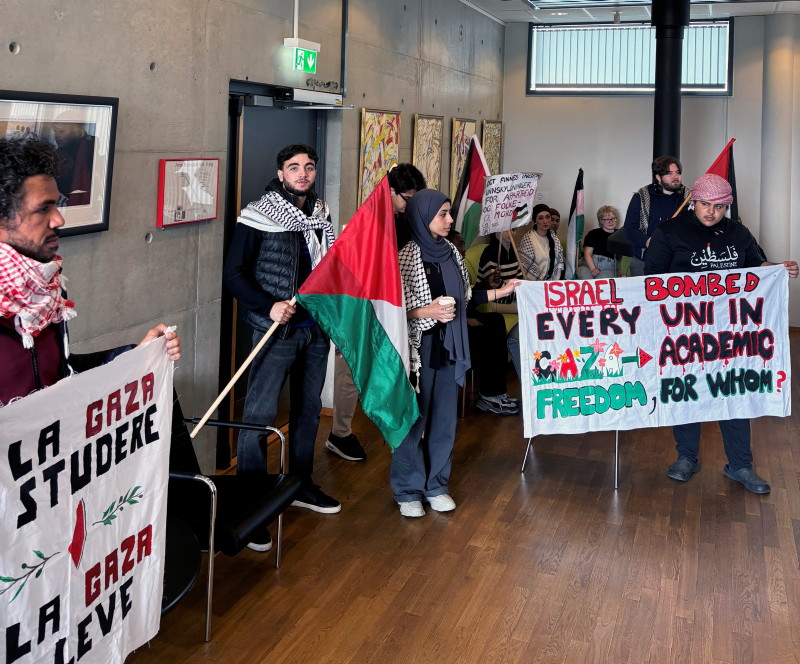 Studenter med palestinaskjerf og plakatar mot Israel