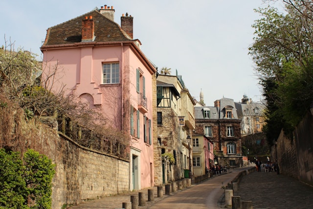 Gate i Paris med rosa hus