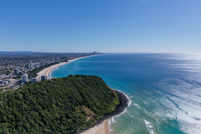 Gold Coast i Australia fra fugleperspektiv, hav og by