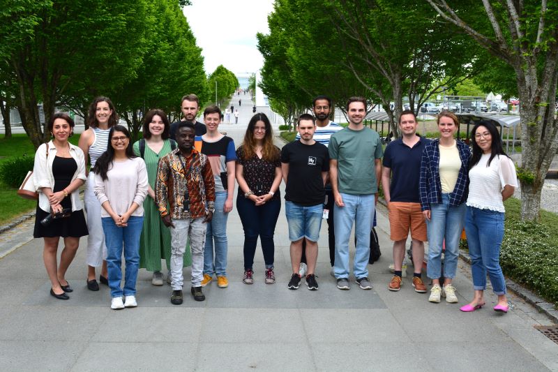 Samling av studenter på campus