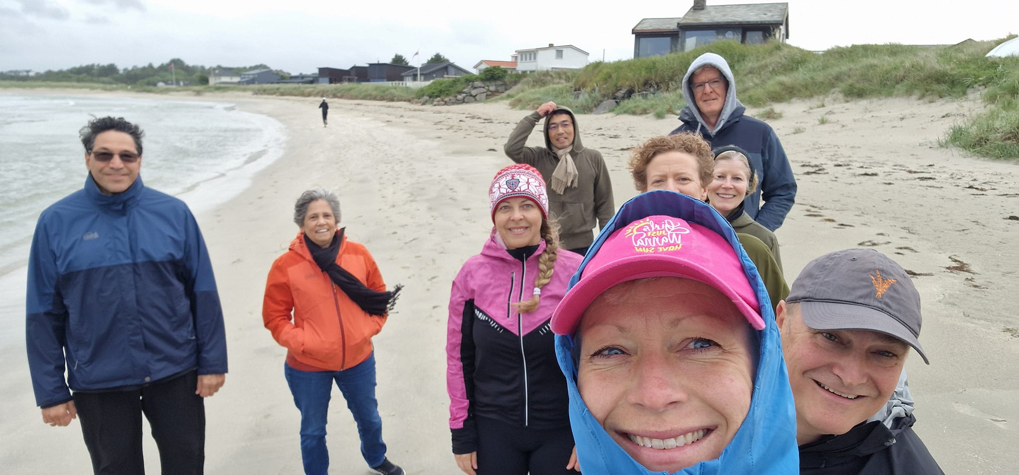 Konferansedeltagere på tur på stranden