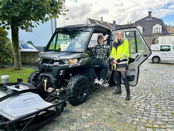 Arkeolog Grethe Moéll Pedersen og Kristoffer Hillesland med georadaren.