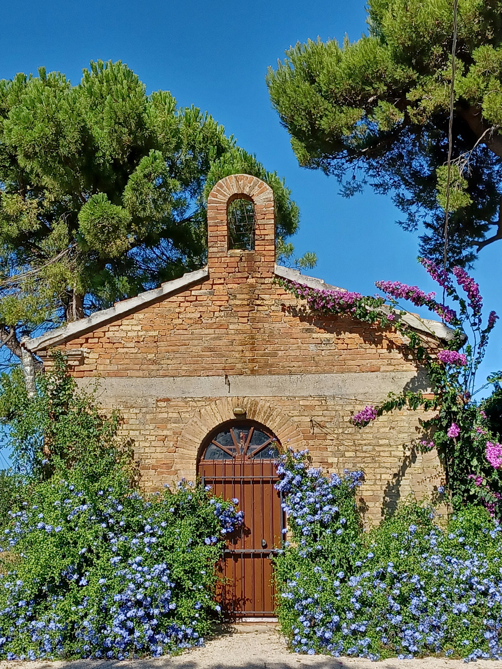 Fasaden av Banderuola kirke i Italia.