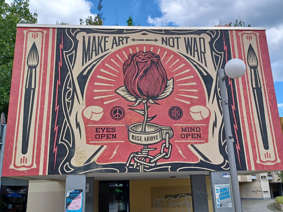 Berlin muren med veggmaleri "Make Love Not War"