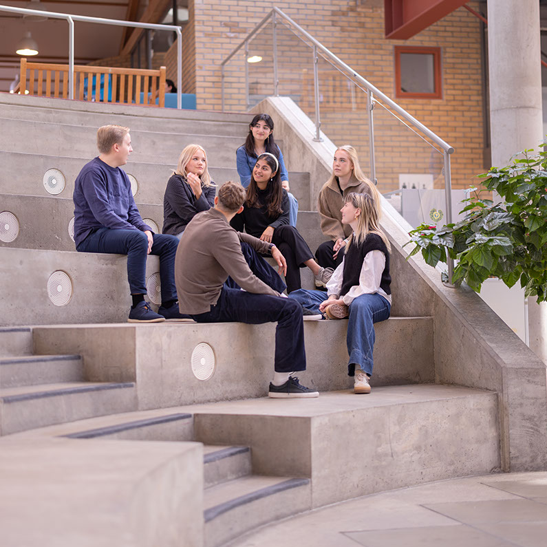 Studenter som sitter i en kantine