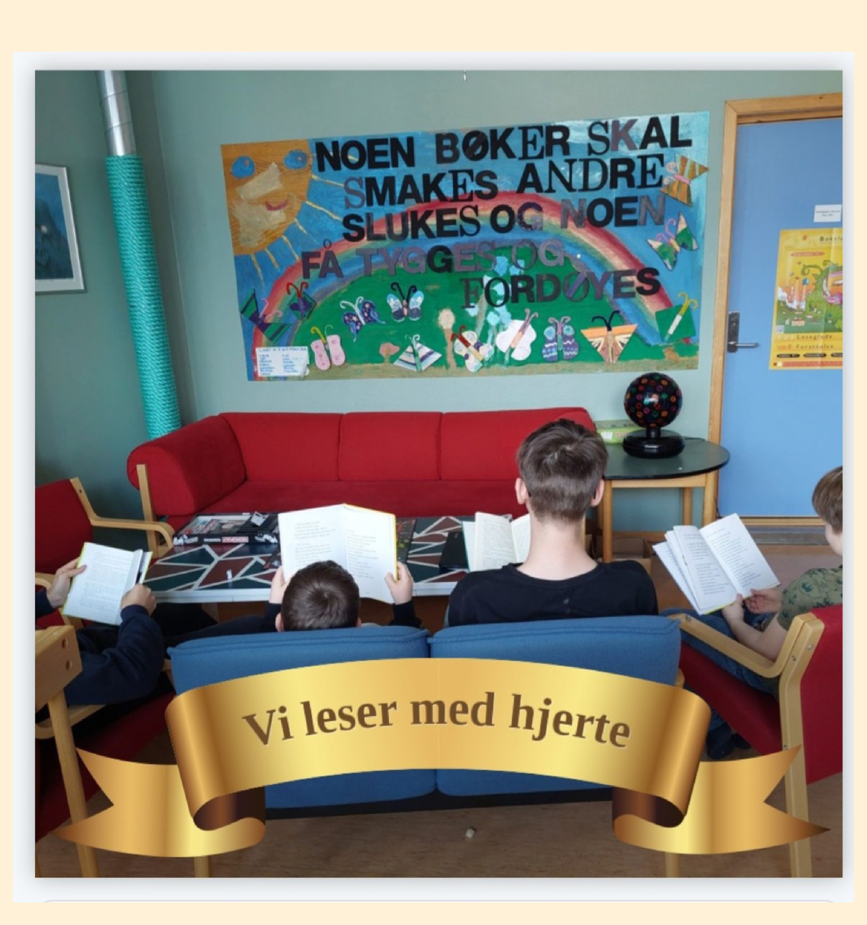 barn leser på bibliotek