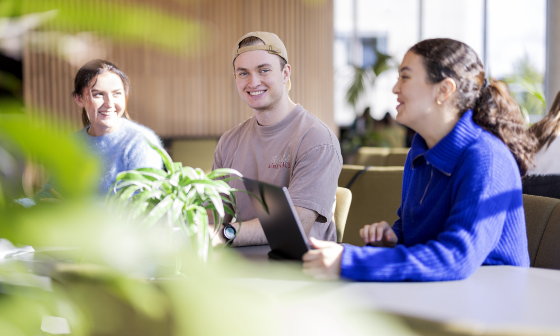 Studenter på campus