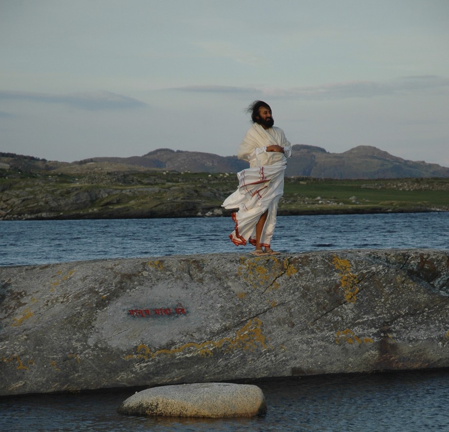 Sri Sri, Ravi Shankar under åpningen av «Manush Mara». Legg merke til inskripsjonen på fjellveggen ned- enfor. Nok en tekst finnes på flata der Shankar står. Foto: Ingrid Horgen.