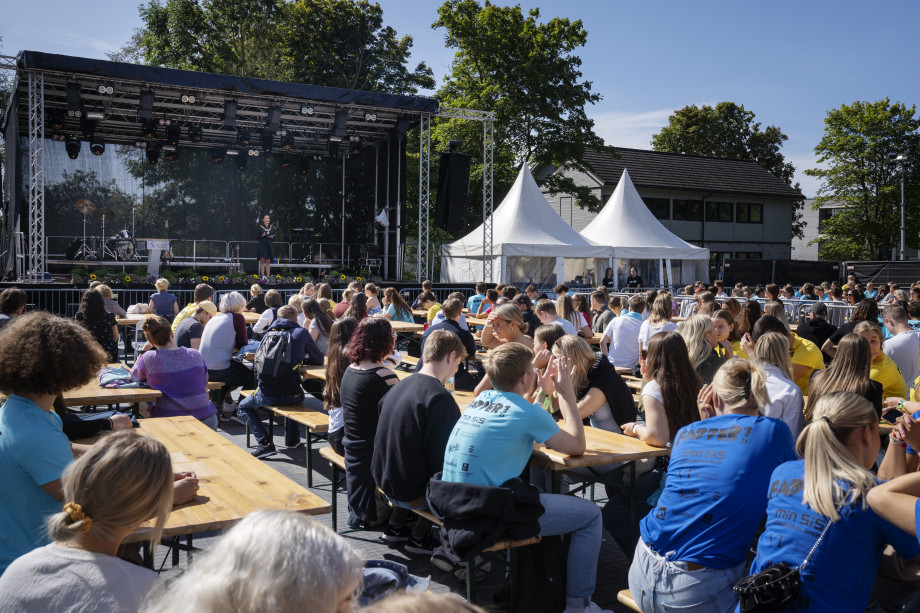 Studiestart 2021, sittende studenter foran scene utendørs