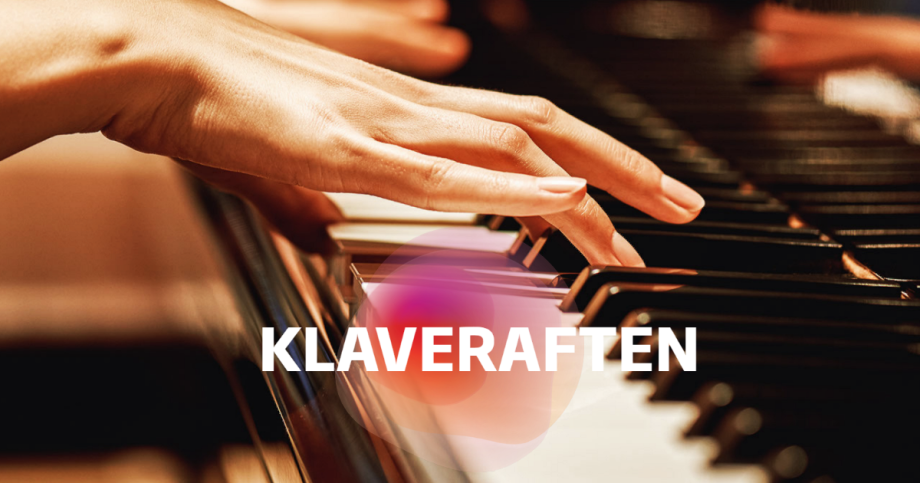 Bilde av hender som spiller på et piano