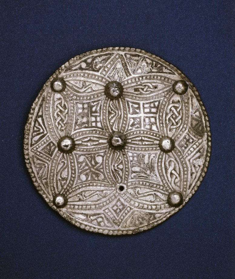 Fig. 3: Spenne fra Beeston Tor i Staffordshire fra siste del av 800-tallet. © The Trustees of the British Museum. Lisens: Wikimedia Commons, public domain.