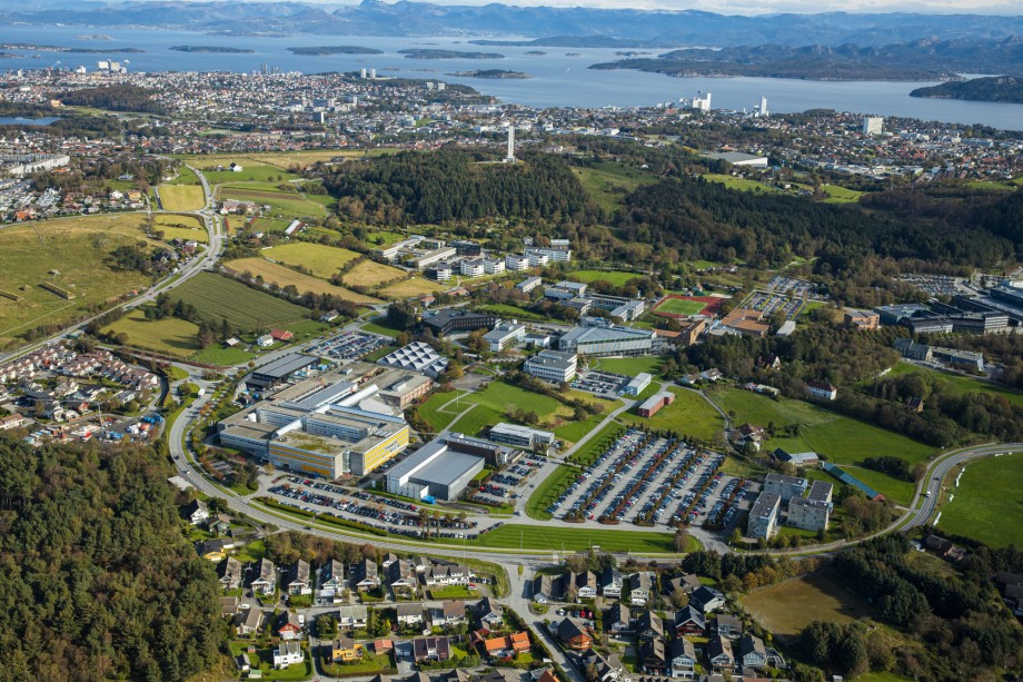 Flyfoto av UiS-campus Ullandhaug med hav og himmel i bakgrunnen