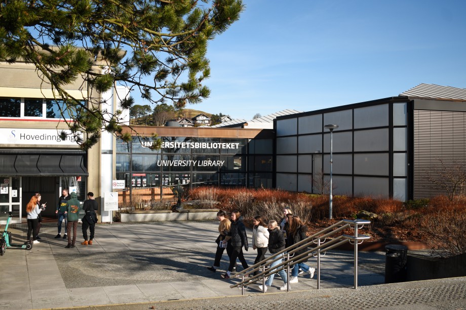 Bilde av universitetsbibliotekets fasade.