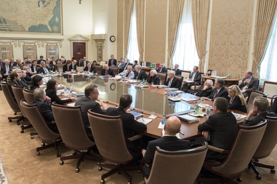19 menn og 6 kvinner samlet rundt et stort møtebord