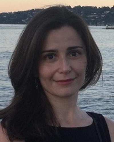 Woman with brown hair in front of the fjord