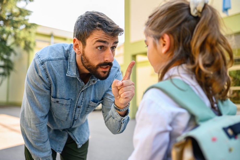 Lærer kjefter på eleven sin.