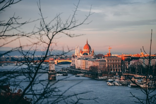 Utsikt over deler av Budapest, Ungarn med vann, bro og bygninger 