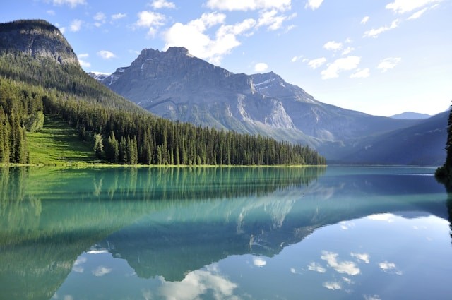 Emerald Lake, Canada. Grønn innsjø med store fjell som speiler seg i vannet