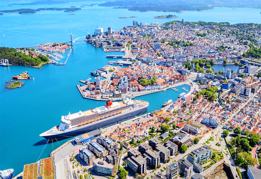 Et stort cruiseskip ligger til kais i Vågen, Stavanger.