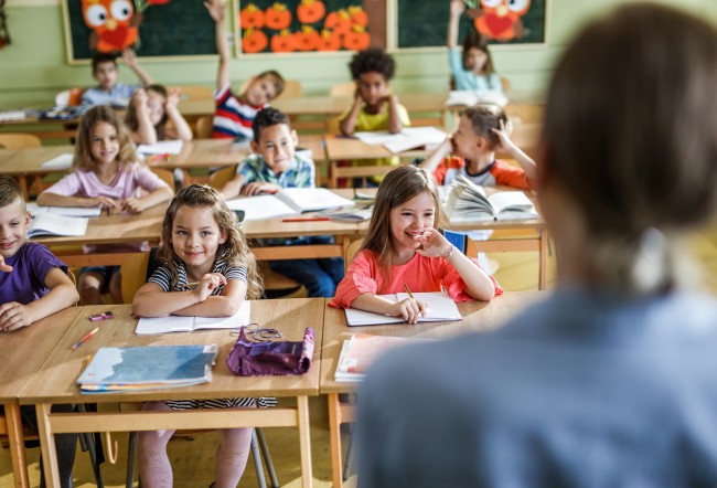 lærer med viltre elever i klasserommet. foto: getty