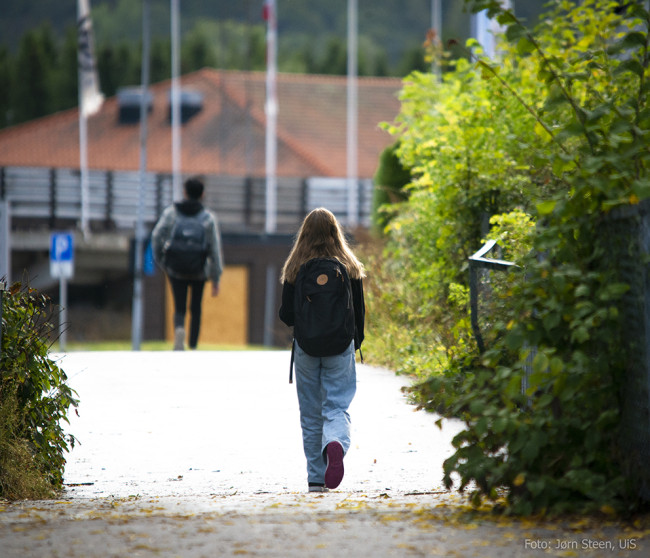 En jente som går alene til skolen.